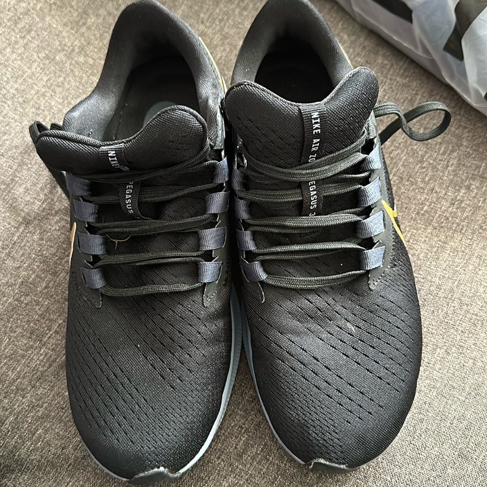 Nuke Womens Air zoom Pegasus size 9